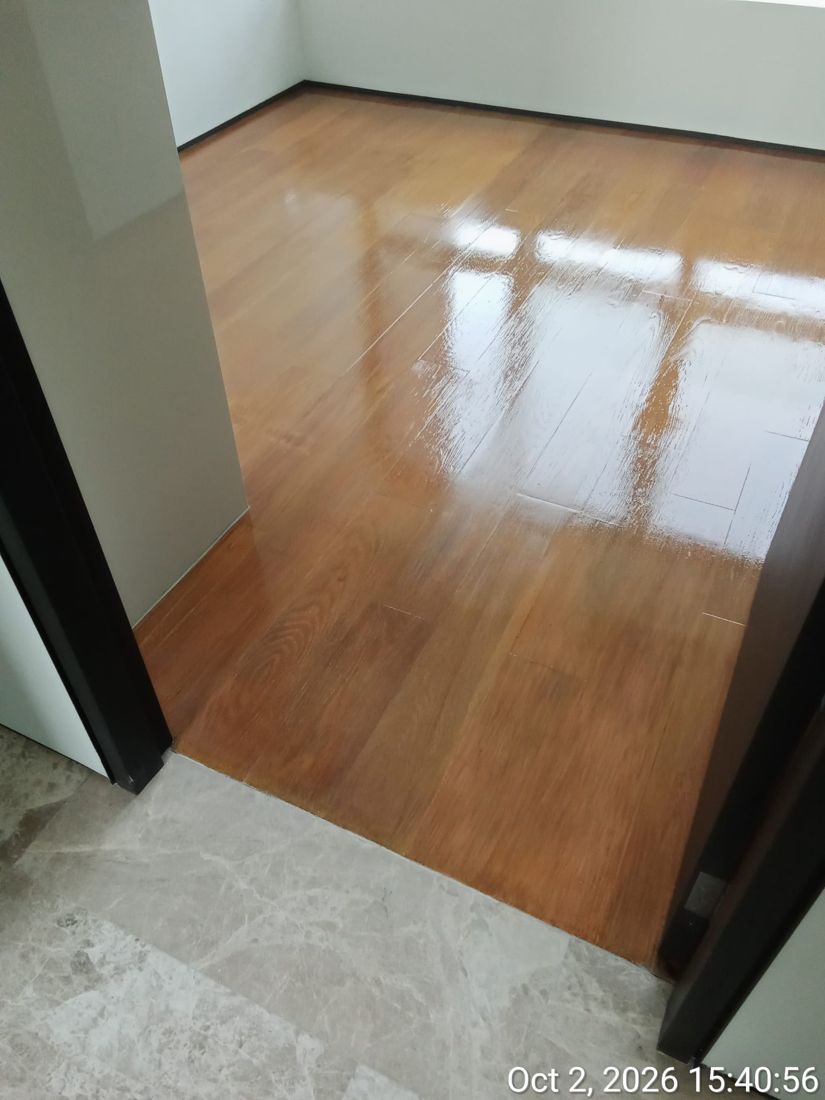 Strip parquet bedroom with high-gloss finish
